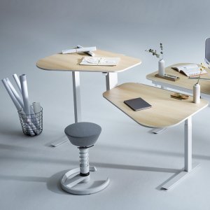 Aeris Active Office Desk - Gestell weiß - Stehposition links - Platte Eiche natur - Kante weiß Aeris Active Office Desk - Gestell weiß - Stehposition links - Platte Eiche natur - Kante weiß
