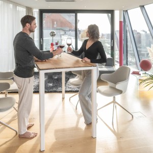 Yaasa Desk Four Tisch Gestell weiß, Tischplatte Eiche natur Massivholz Yaasa Desk Four Tisch Gestell weiß, Tischplatte Eiche natur Massivholz