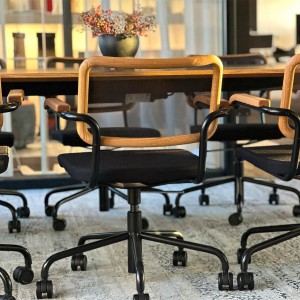 THONET Drehsessel S 64 SPVNDR Drehsessel mit Armlehnen | Sitz gepolstert | Gestell schwarz THONET Drehsessel S 64 SPVNDR Drehsessel mit Armlehnen | Sitz gepolstert | Gestell schwarz