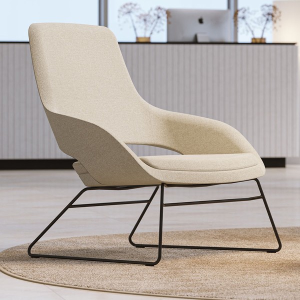 Narbutas Sandie Loungesessel mit niedriger Rückenlehne, Kufengestell in Schwarz