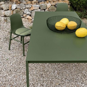 Kristalia Thin-K Aluminium Esstisch | Gartentisch | Olivgrün | Ansicht von oben Kristalia Thin-K Aluminium Esstisch | Gartentisch | Olivgrün | Ansicht von oben