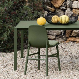 Kristalia Sharky Outdoor mit Aluminium Farbe Olivgrün Ambiente 1 Kristalia Sharky Outdoor mit Aluminium Farbe Olivgrün Ambiente 1
