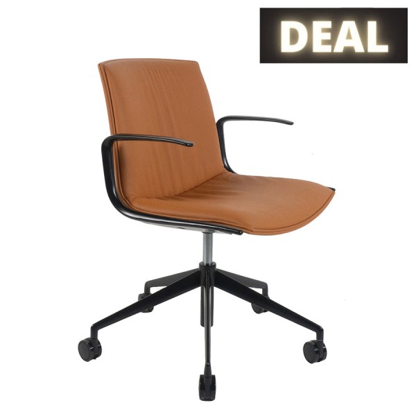 Arper CATIFA Up Leder Elmo soft mit Armlehnen - Drehgestell mit Rollen 