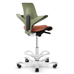 HAG CAPISCO PULS 8020 | Stehhilfe | Farbe Moss | Sitzfläche orange-rot | Fußring HAG CAPISCO PULS 8020 | Stehhilfe | Farbe Moss | Sitzfläche orange-rot | Fußring