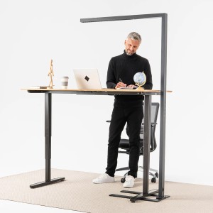 Yaasa Stehleuchte Lamp Pro mit Tisch Yaasa Desk Expert Yaasa Stehleuchte Lamp Pro mit Tisch Yaasa Desk Expert