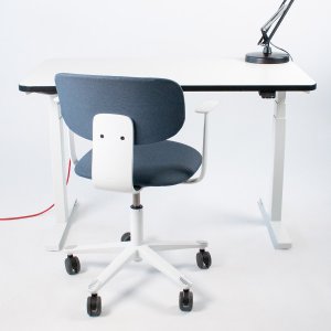 Aktion: Bundle Schreibtisch NewWORK 160x80 cm weiß & HAG Tion 2160 Cura blau Aktion: Bundle Schreibtisch NewWORK 160x80 cm weiß & HAG Tion 2160 Cura blau