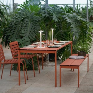 Kristalia be-Easy | Outdoor Tisch | Slatted Ausführung | Alu rot Kristalia be-Easy | Outdoor Tisch | Slatted Ausführung | Alu rot