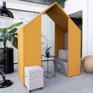 Götessons Open Hut gelb mit Sofa Götessons Open Hut gelb mit Sofa