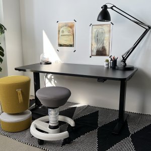 Schreibtisch MobiSTAR elektrisch höhenverstellbar - Platte abgerundet komplett schwarz - Beispielbild mit Swoppster Schreibtisch MobiSTAR elektrisch höhenverstellbar - Platte abgerundet komplett schwarz - Beispielbild mit Swoppster