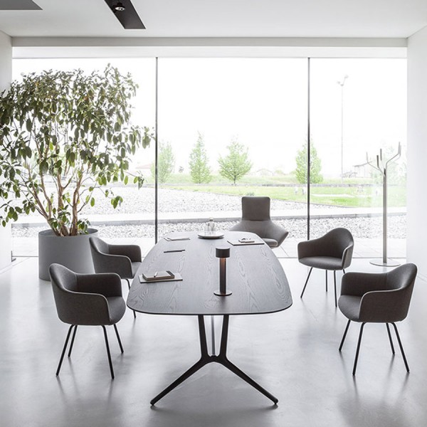 lapalma Trail Tisch Indoor | schwarz offenporig | rechteckige Platte | Beispielbild 