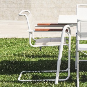 Thonet S 34 N Gartenstuhl weiß mit Armlehnen mit Auflage Irokko geölt Thonet S 34 N Gartenstuhl weiß mit Armlehnen mit Auflage Irokko geölt